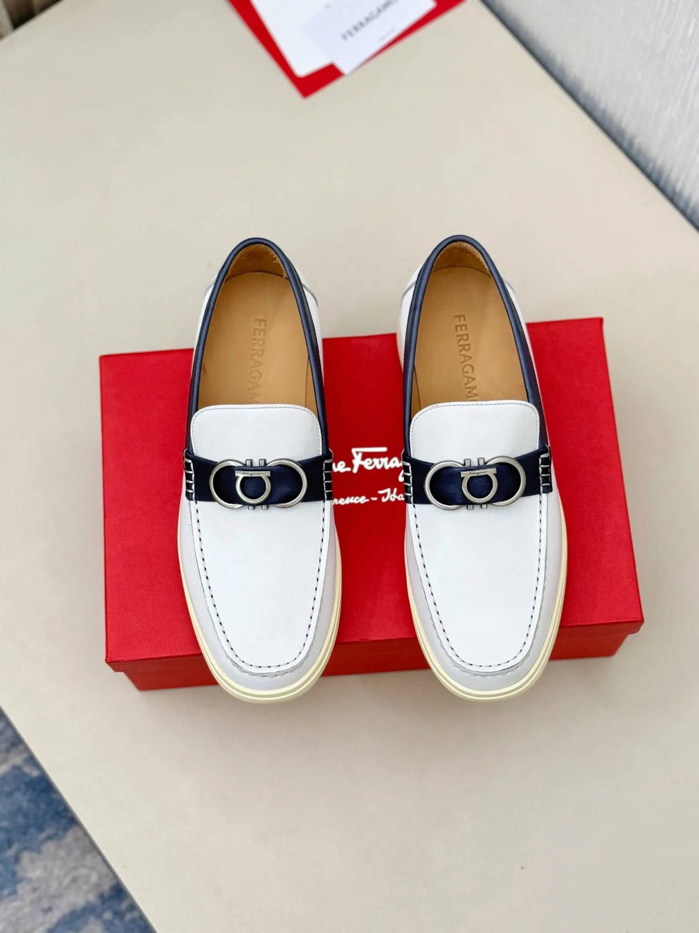 [Ferragamo] P: 580💰 Number of yards: 38~44 (45 orders are non-returnable) Ferragam's new men's driving shoes, the fabric is made of imported cowhide, with visible texture, heavy industrial stitching, dyed calfskin inside, standard logo cowhide feet, big-name experience, soft and comfortable on the feet, a men's favorite, special non-slip and wear-resistant rubber soles, easy to handle various occasions, with original box packaging!